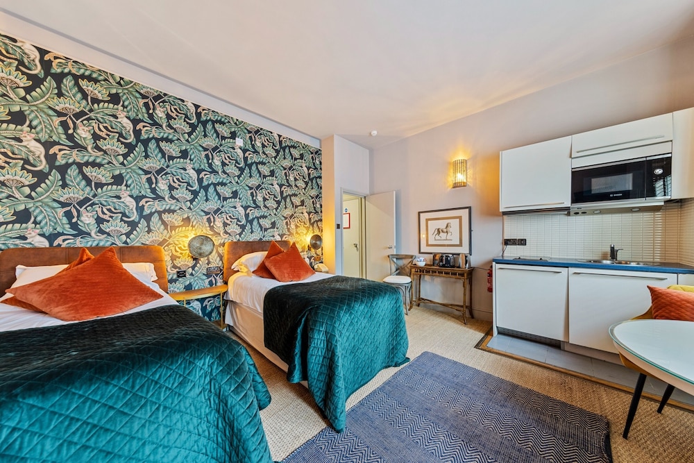 Superior Twin Room, Private Bathroom, City View photo 1