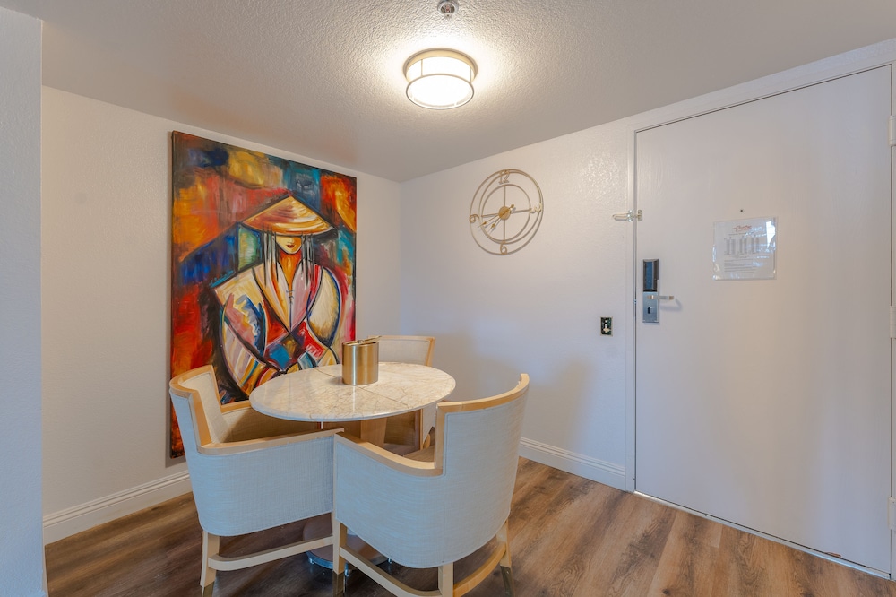 Deluxe Suite (Non Smoking) - Photo 8