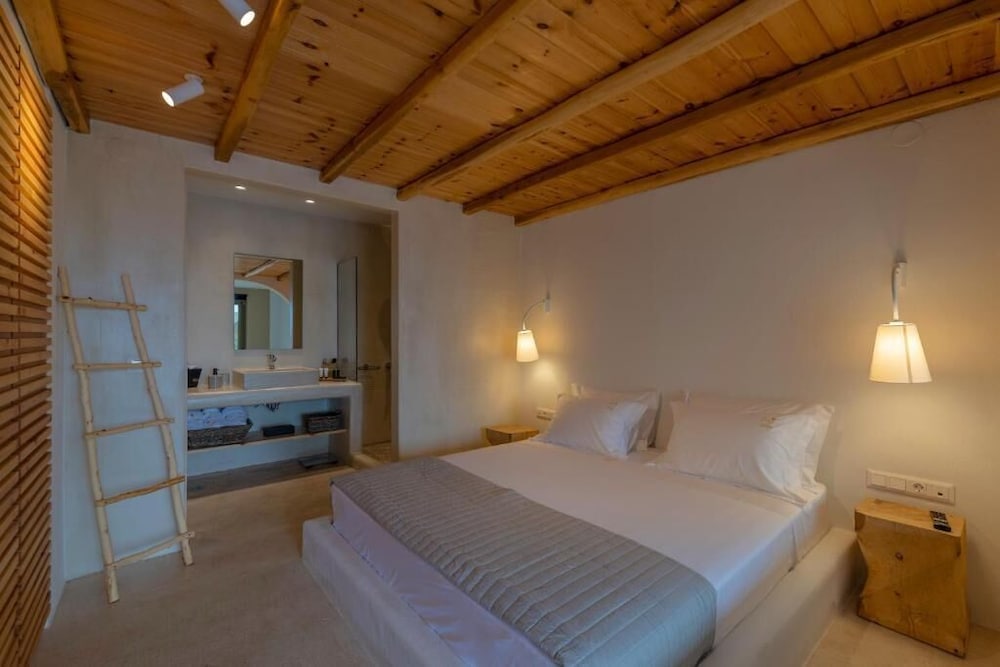 Deluxe Suites with Sea View (2 types) - Photo 2