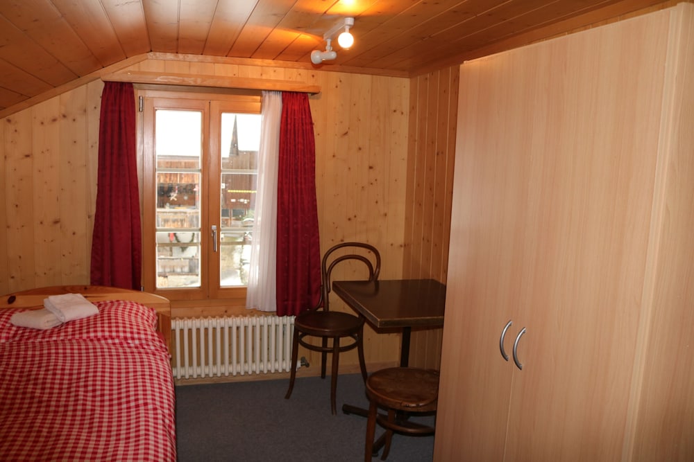Twin Room, 2 Twin Beds, Shared Bathroom photo 2