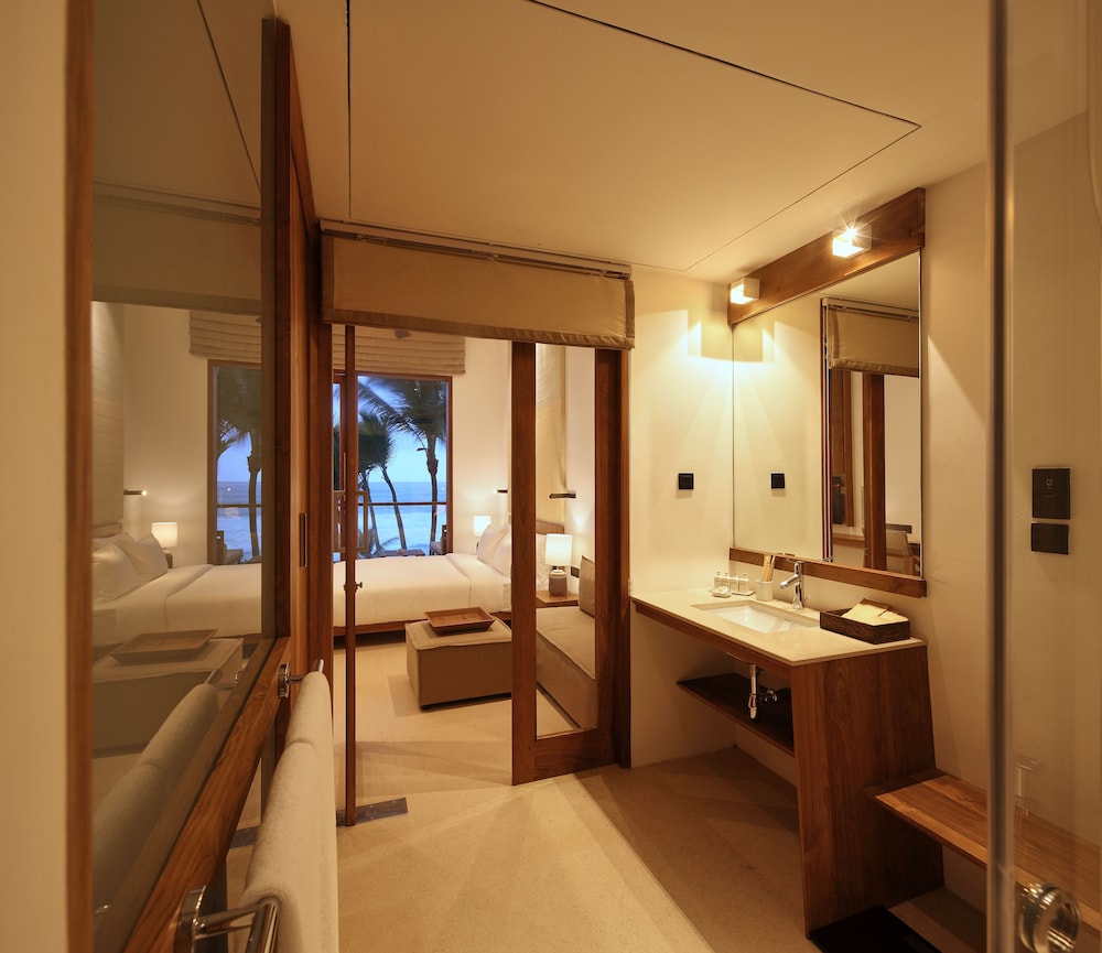 Deluxe Double Room, 1 King Bed, Balcony, Ocean View photo 2