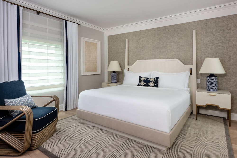 One Bedroom Executive Suite with Balcony (Non Smoking)