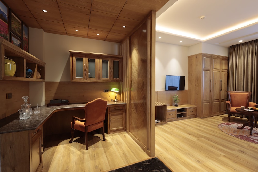 Premium Room, 1 King Bed - Photo 1