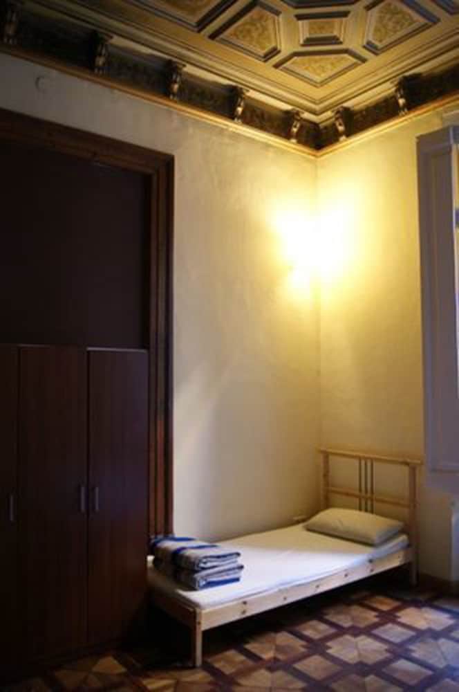 Basic Single Room, Shared Bathroom (Small) photo 2