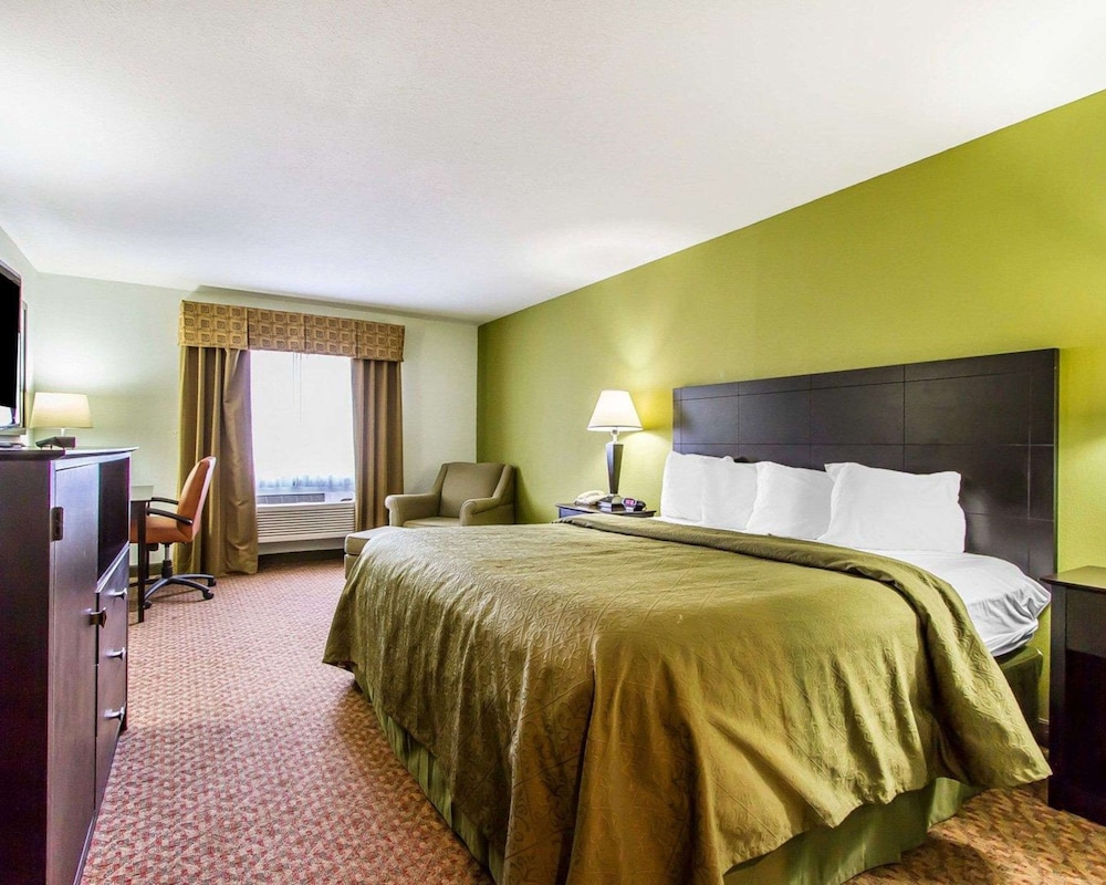 Standard Room, 1 King Bed, Non Smoking - Photo 3