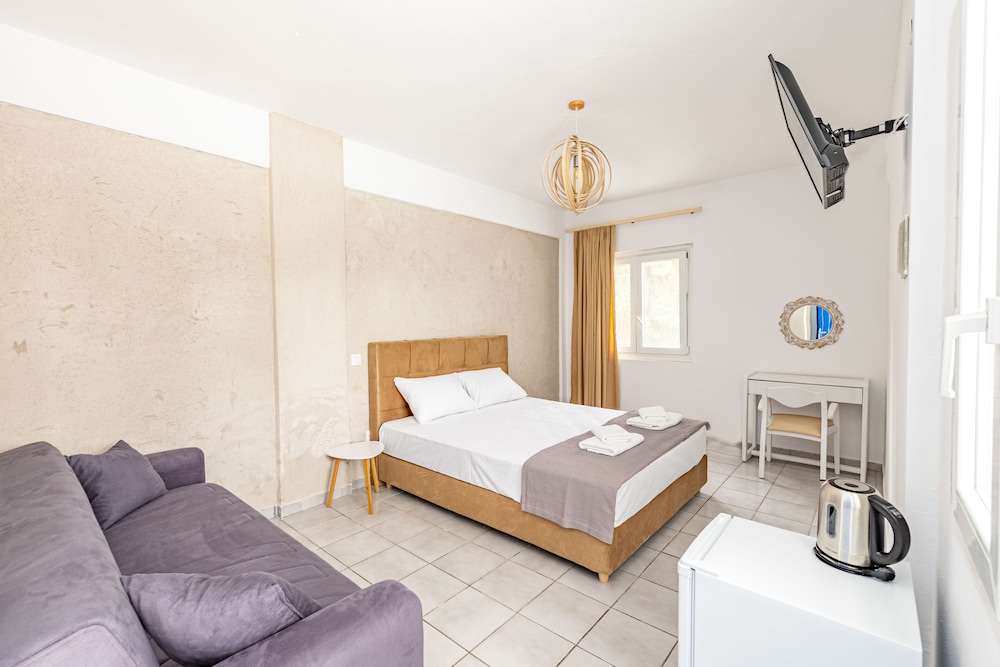 Deluxe Triple Room, 1 King Bed with Sofa bed, Sea View photo 1