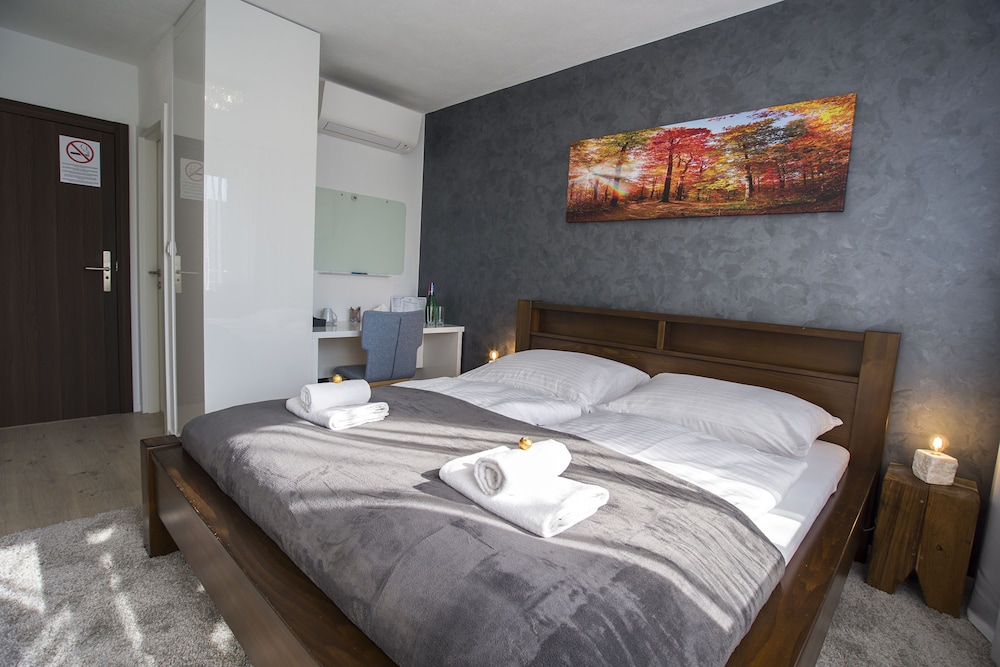 Standard Room, 1 Queen Bed photo 2