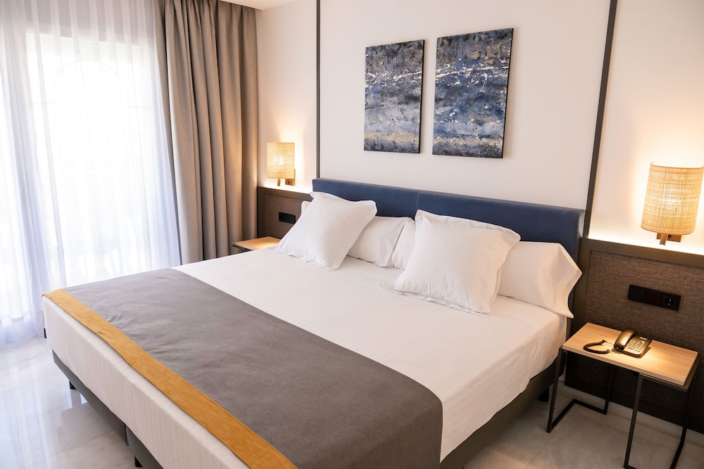Superior Room, Partial Sea View - Photo 9