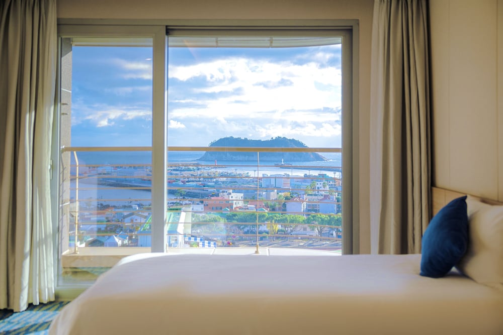 [Wine Pkg] Premier Twin Room + 1 Red Wine + 2 Wine Glasses photo 2