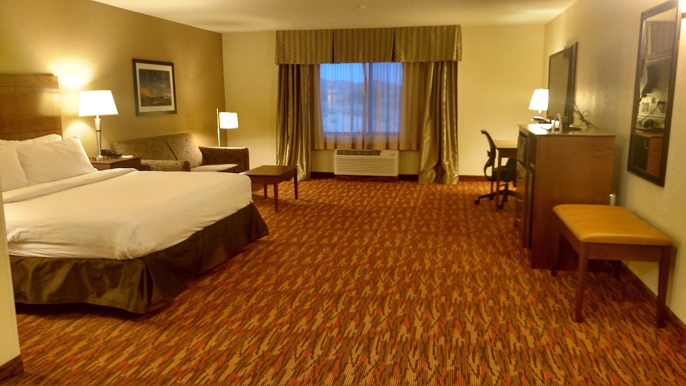 Suite, 1 King Bed with Sofa bed (Dining) photo 2