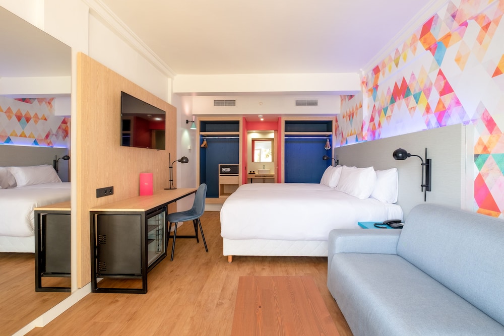 Deluxe Room, Garden View - Photo 3