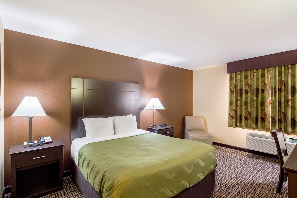 Standard Room, 1 Queen Bed, Accessible, Non Smoking (Accessible Tub) - Photo 1