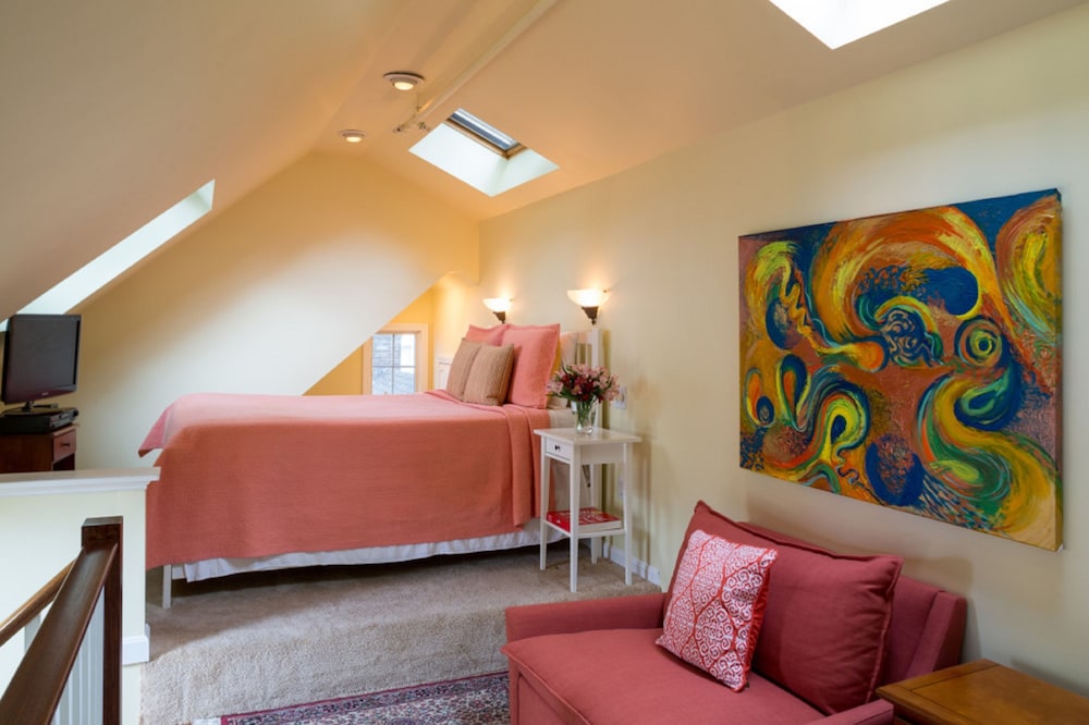 Deluxe Room, 1 Queen Bed, Private Bathroom, Park View