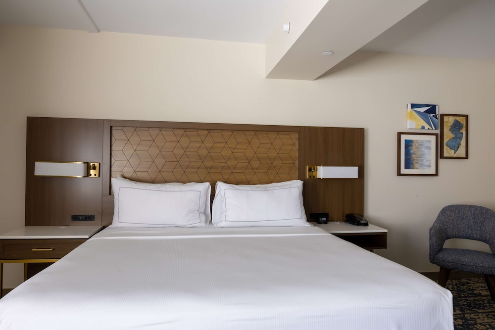 Junior Suite, 1 King Bed - Photo 3