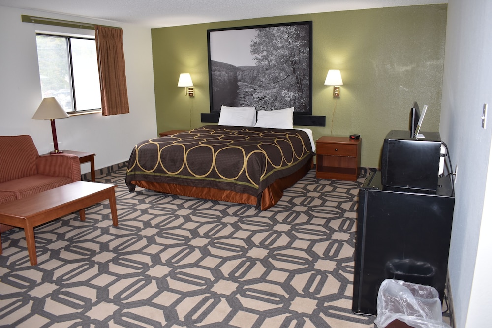Suite, 1 King Bed, Smoking photo 3