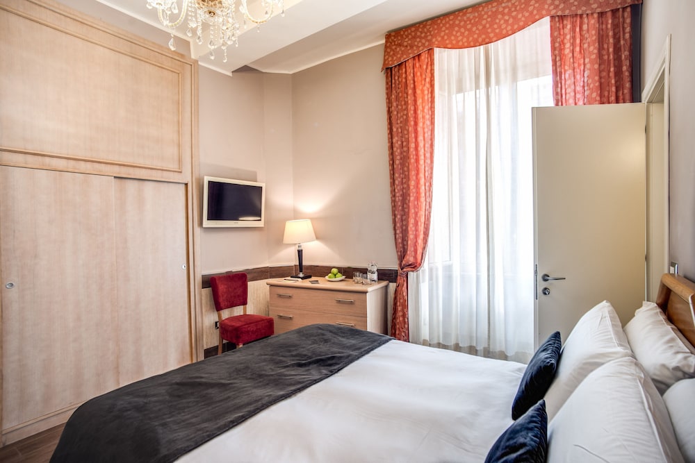 Triple Room thumbnail 6