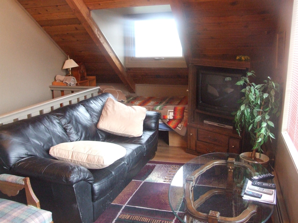 Family Loft, Refrigerator & Microwave photo 1
