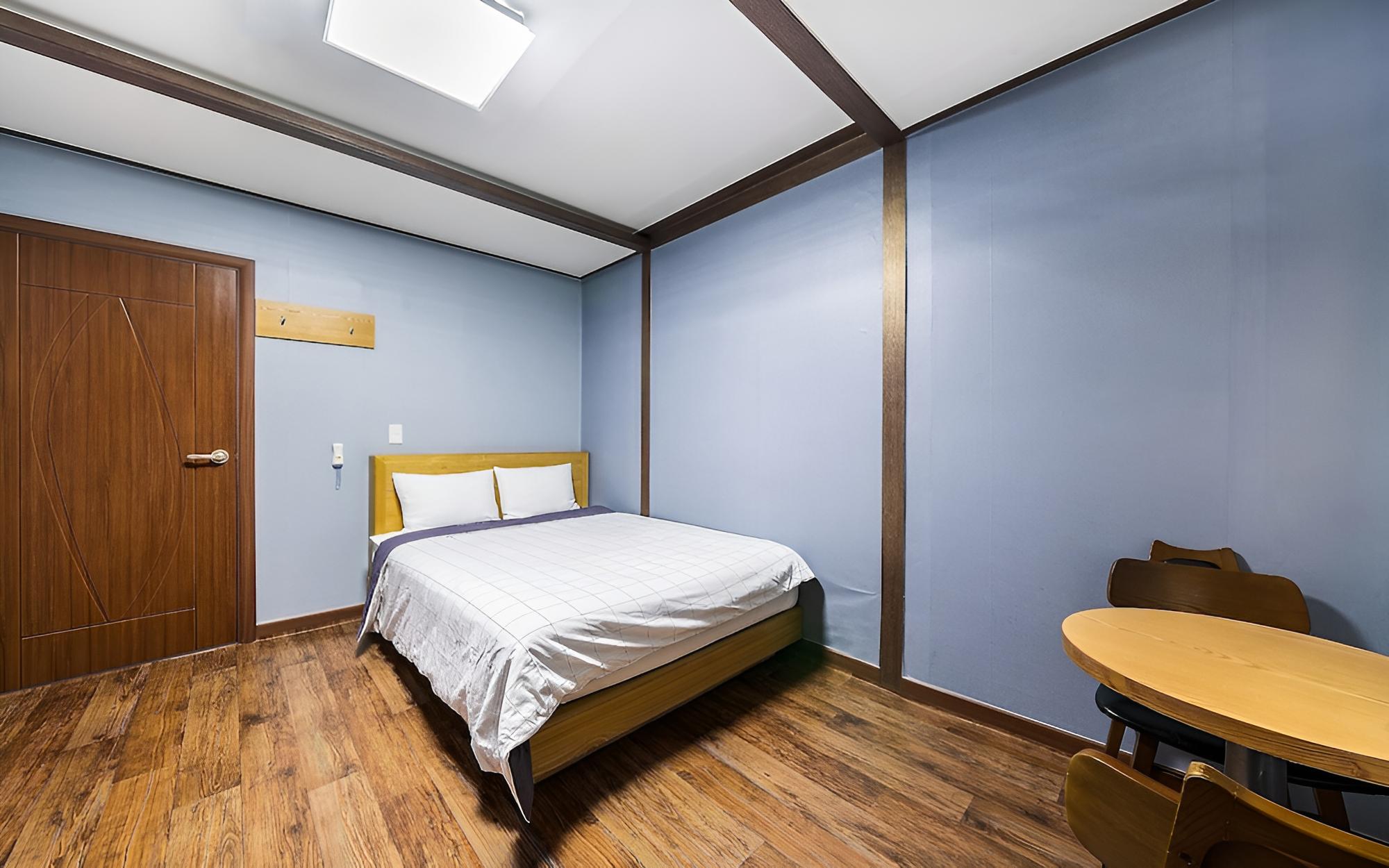 Room (Standard Room) - Photo 1