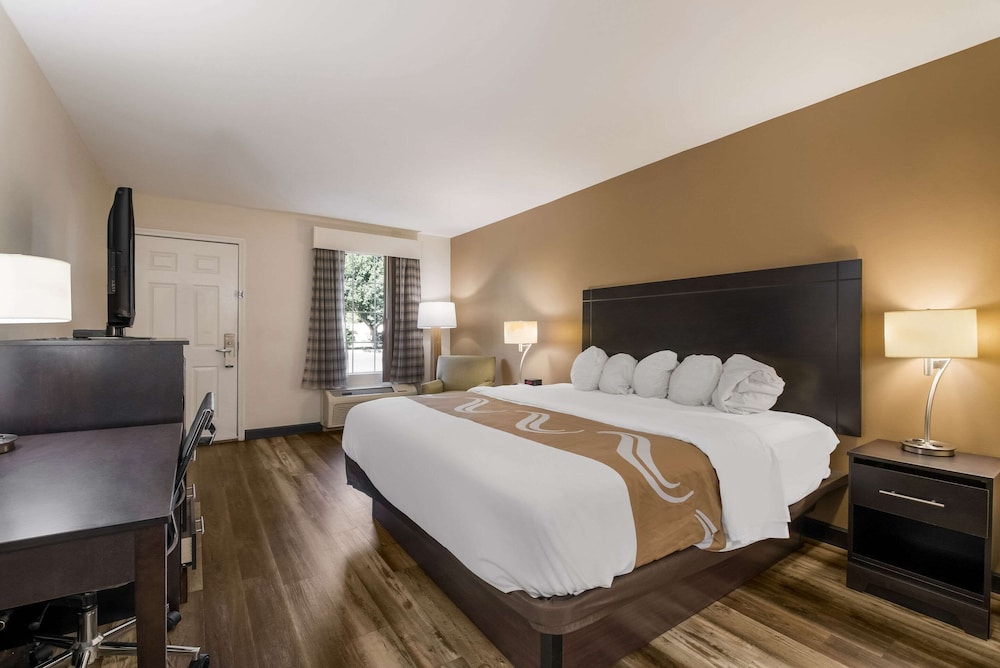 Standard Room, 1 King Bed, Non Smoking - Photo 3