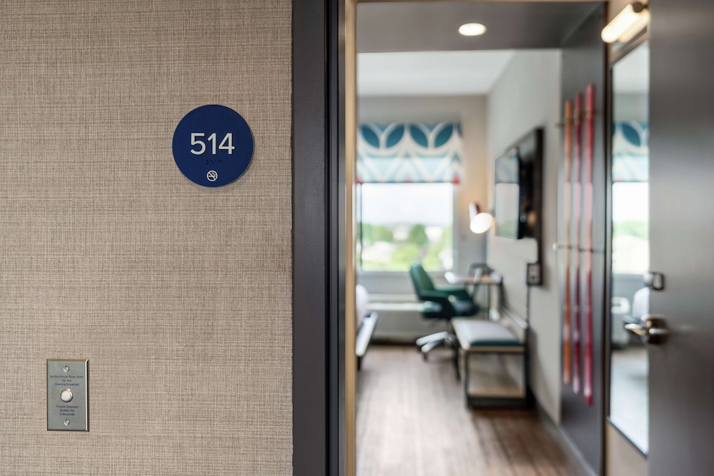 Room, 2 Queen Beds, Accessible (Roll-In Shower, Mobility & Hearing) photo 2