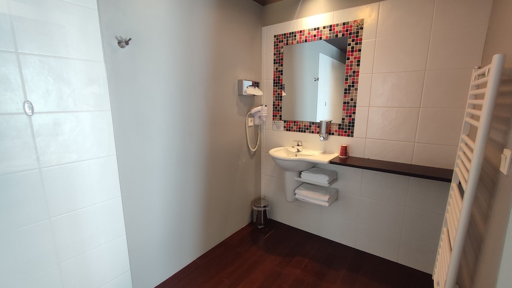 Superior Double Room, 1 Queen Bed, Balcony, Sea Facing photo 3
