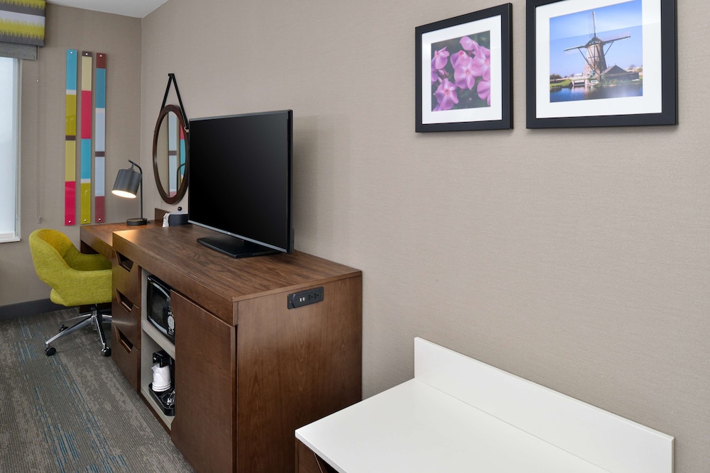 Room, 2 Queen Beds, Refrigerator & Microwave - Photo 6
