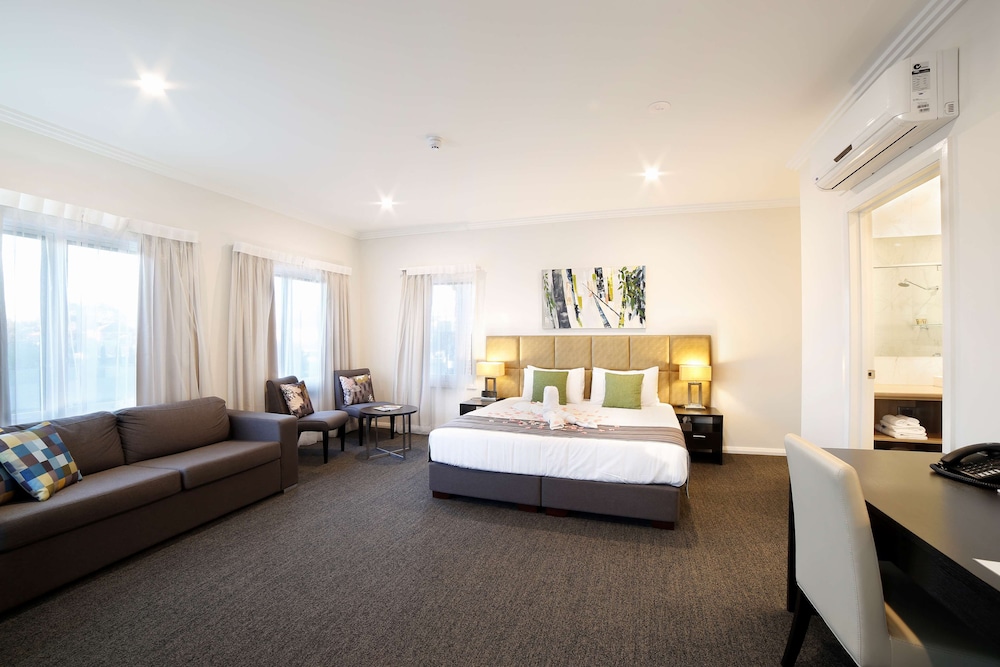 Standard Room, 1 King Bed, Non Smoking, Park View (Larger Room)