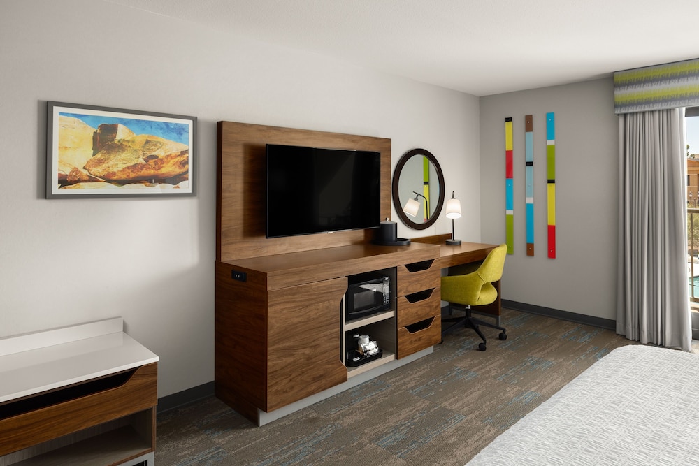 Room, 1 King Bed, Refrigerator & Microwave (Balcony) - Photo 2