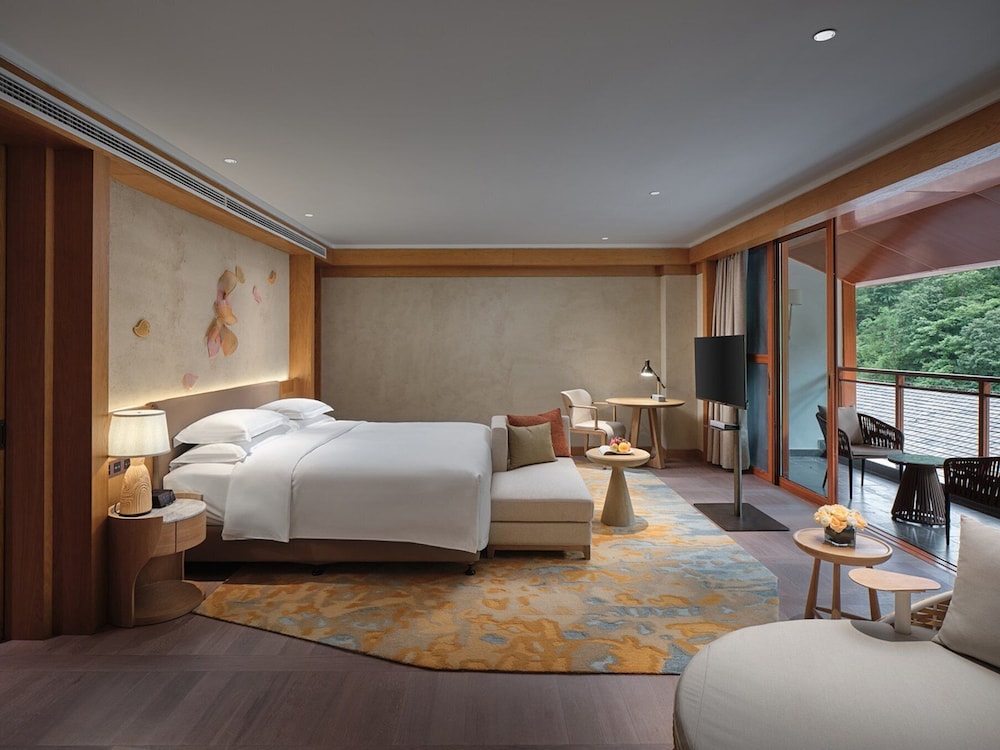 Junior Suite, 1 King Bed, Garden View (Living Area) - Photo 2