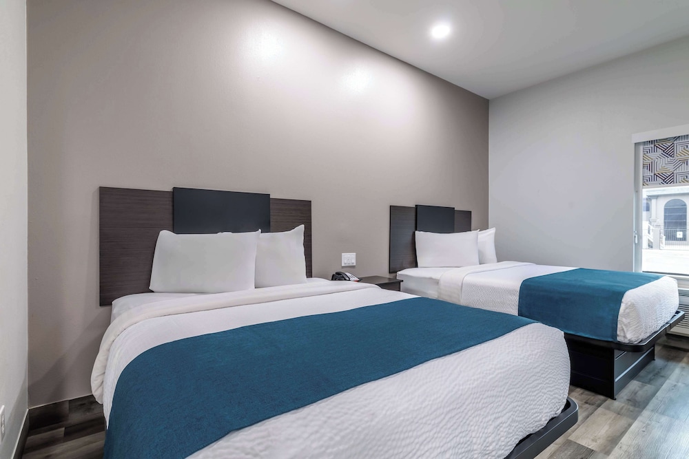 Deluxe Room, 2 Queen Beds, Non Smoking, Refrigerator & Microwave photo 1