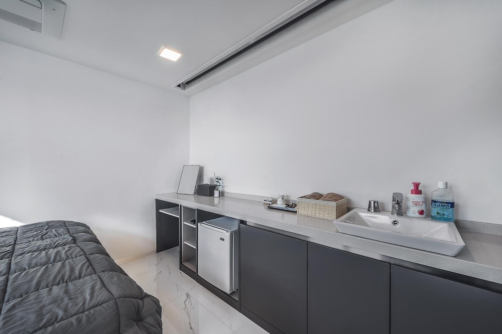 Basic Room, 1 Bedroom (503(Random)) - Photo 4