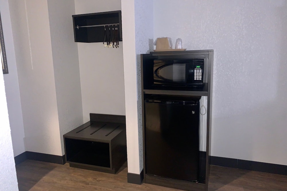 Deluxe Room, 2 Queen Beds, Non Smoking, Refrigerator & Microwave photo 3