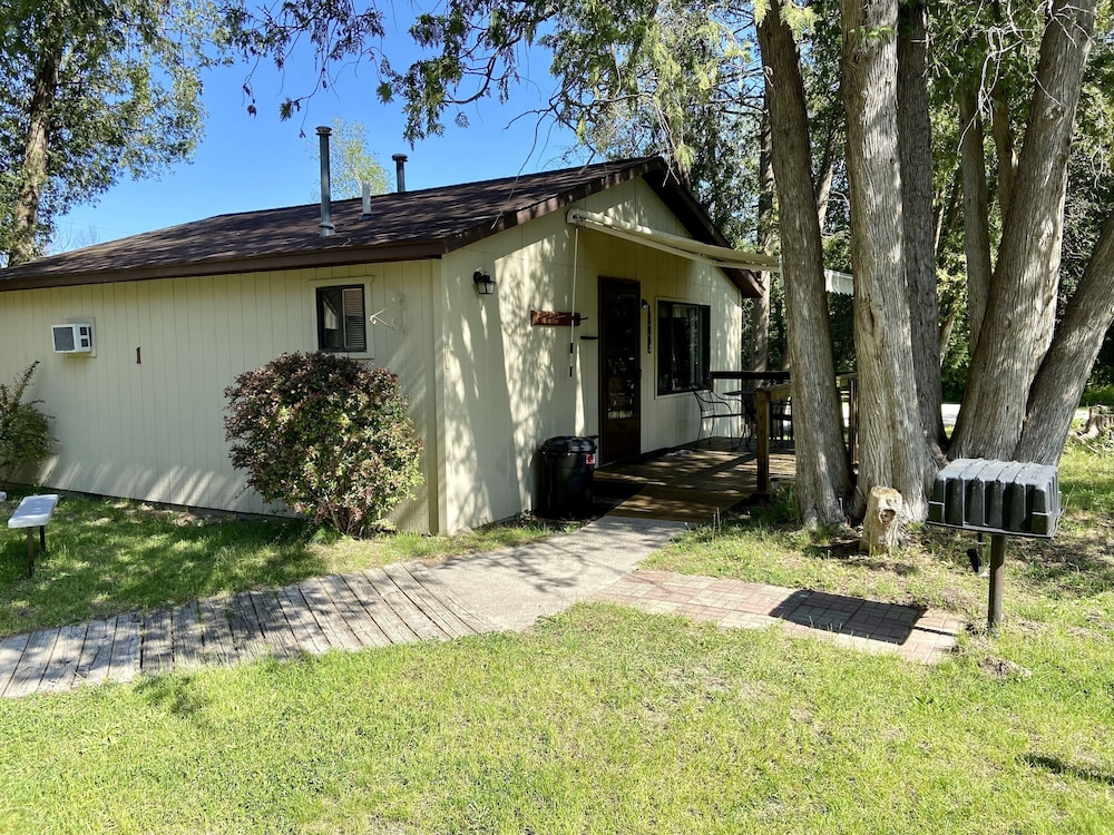 Cabin 1 photo 1