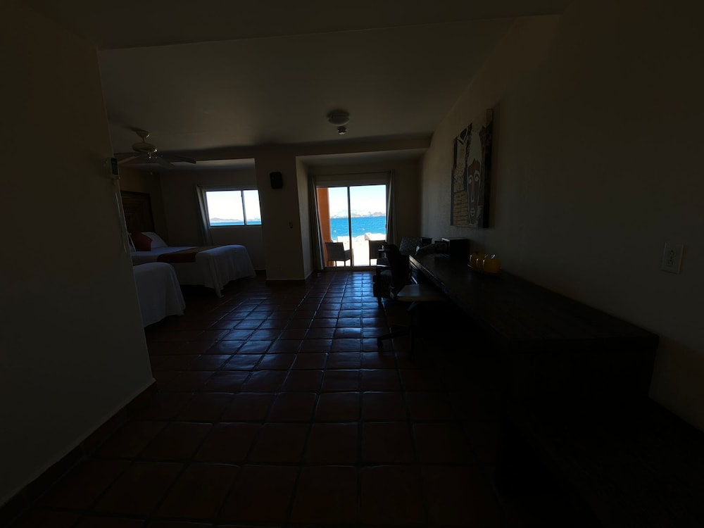 Deluxe Double Room, Ocean View thumbnail 5