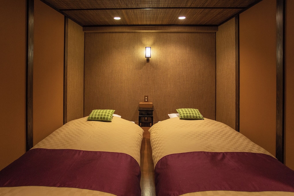 Traditional Suite, Non Smoking, Partial Ocean View - Photo 3