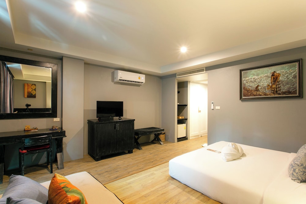 City Room - Photo 11