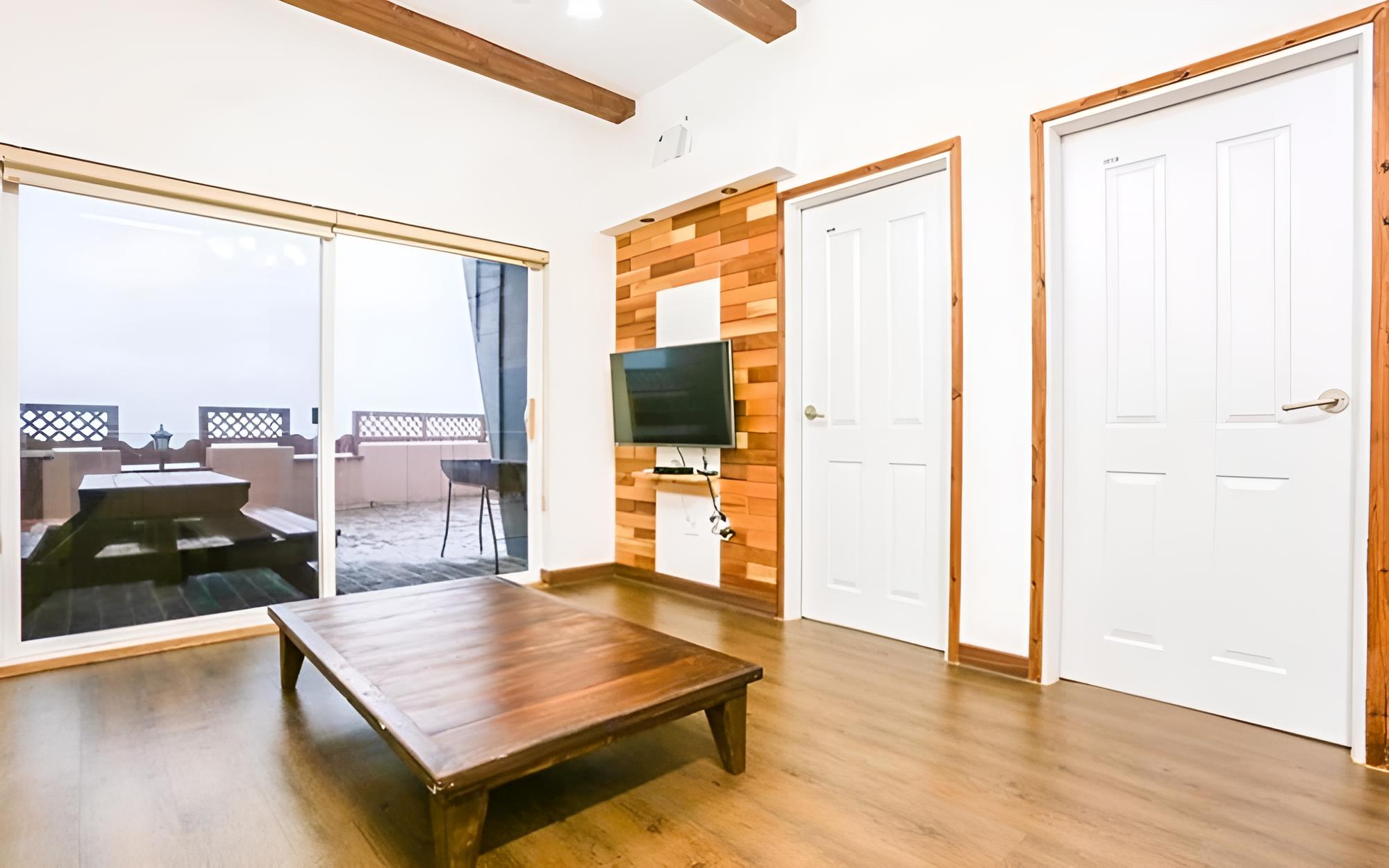 Room (B 102)