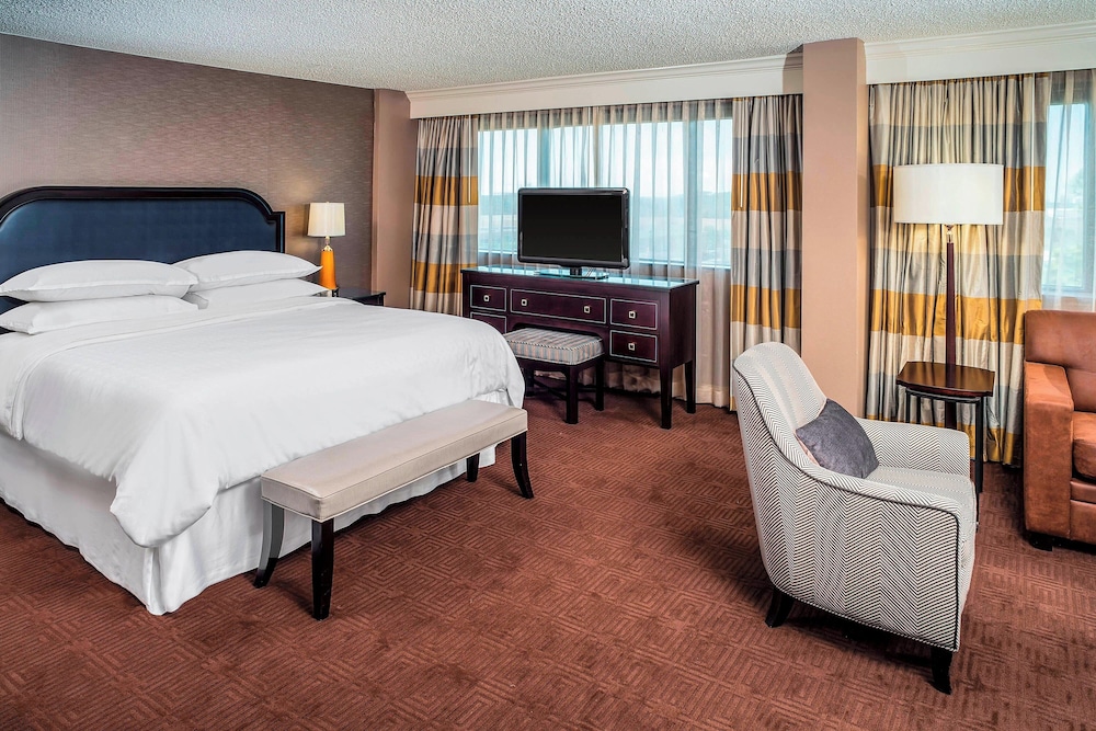 Club Room, 1 King Bed (Mobility Accessible, Tub)