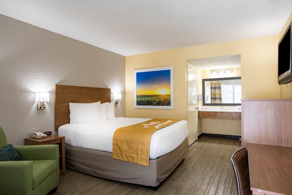 Basic Room, 1 Queen Bed, Non Smoking - Photo 5