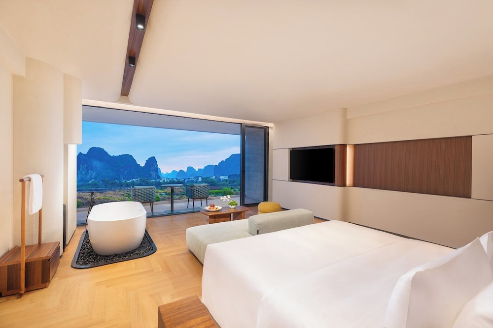 Standard Room, 1 King Bed, Balcony (Super King)