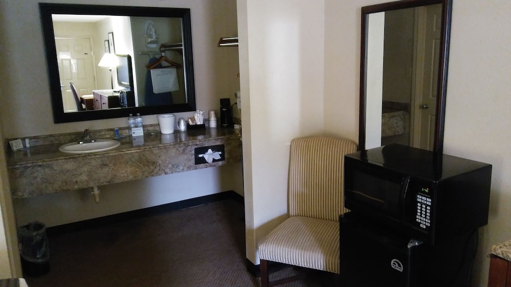 Room, 1 King Bed, Accessible, Non Smoking - Photo 12