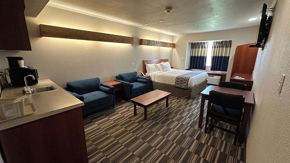 Suite, 1 King Bed, Non Smoking (Second Floor) photo 3