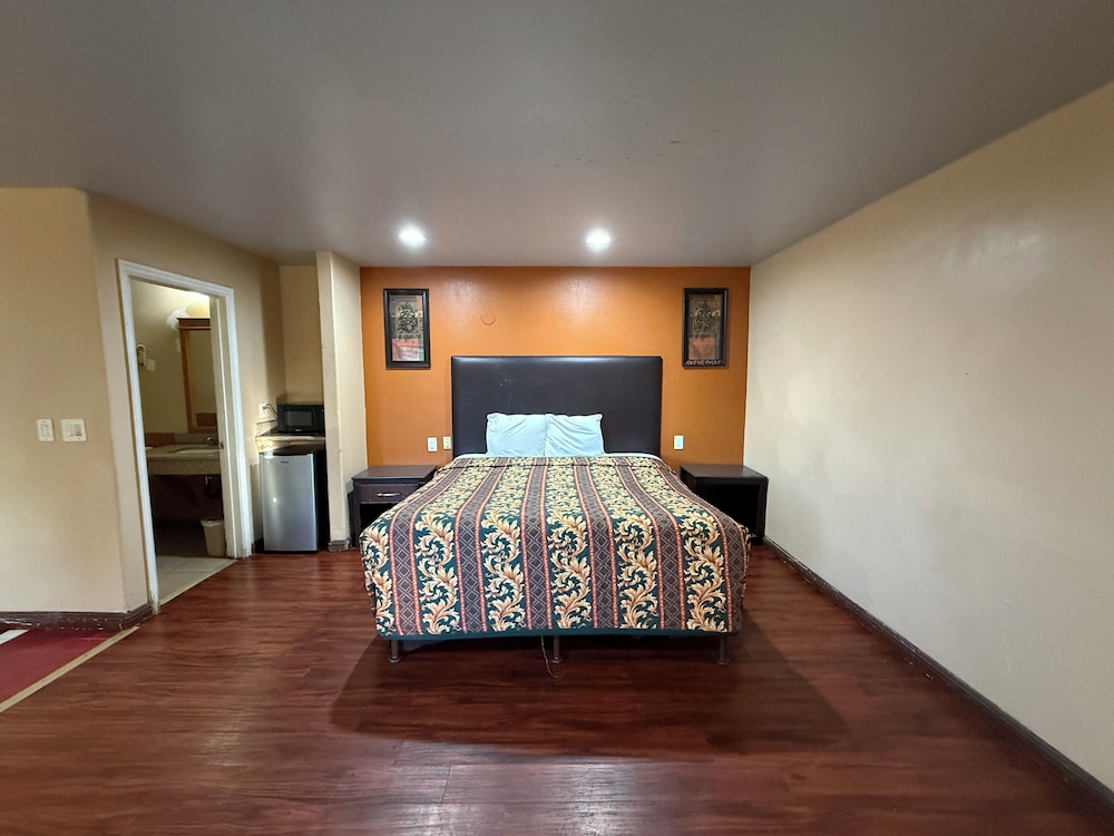 Room, 1 King Bed, Jetted Tub photo 2