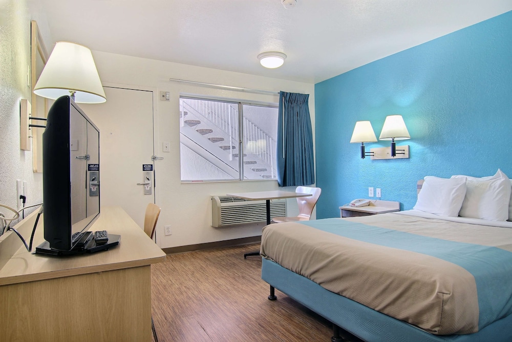 Deluxe Room, 1 Queen Bed, Non Smoking, Kitchenette