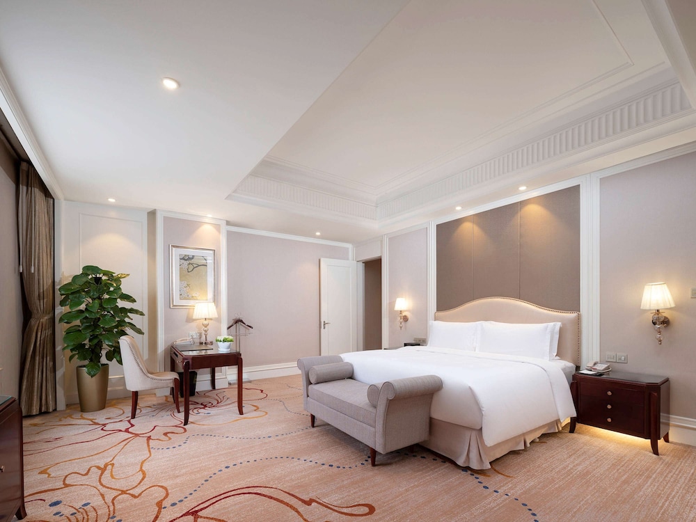 Club Suite, 1 King Bed, Club Lounge Access (Prestige) photo 3
