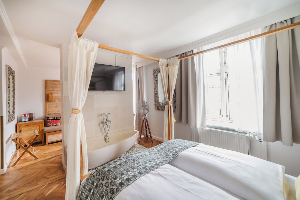 Junior Suite, 1 Queen Bed, Bathtub, City View photo 1