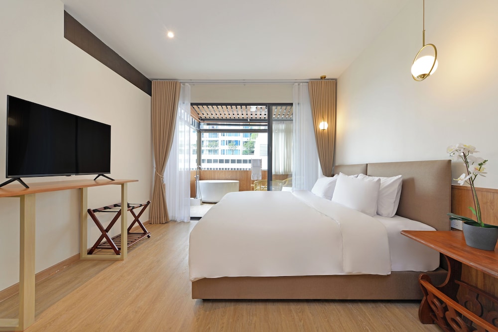 Deluxe Double Room, 1 King Bed, Non Smoking, City View photo 3