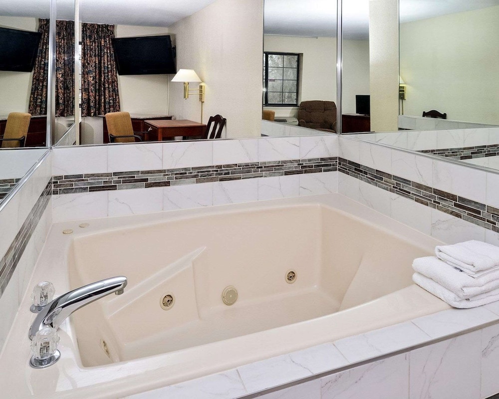 Suite, 1 King Bed, Non Smoking - Photo 1