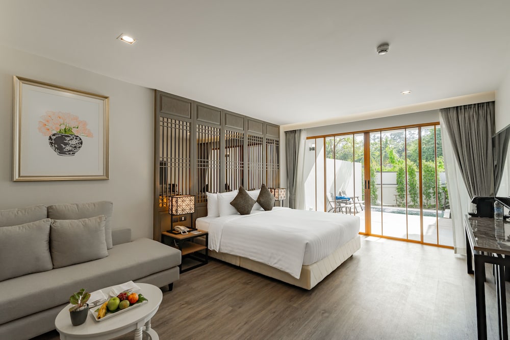 Grand Deluxe Jacuzzi Access