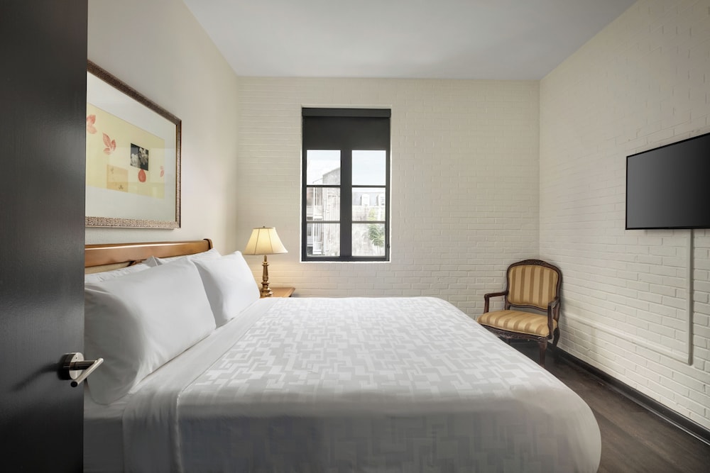 Suite, 1 Bedroom - Photo 2